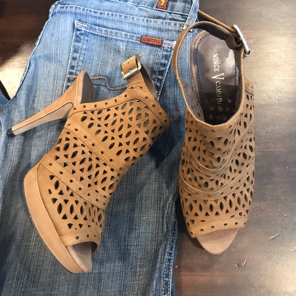 Vince Camuto Shoes - 🌼Vince Camuto🌼peep toe heeled shoe 9 1/2
